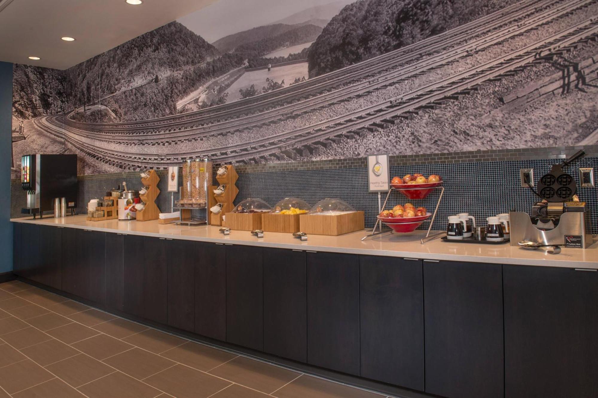 Towneplace Suites By Marriott Altoona Bagian luar foto