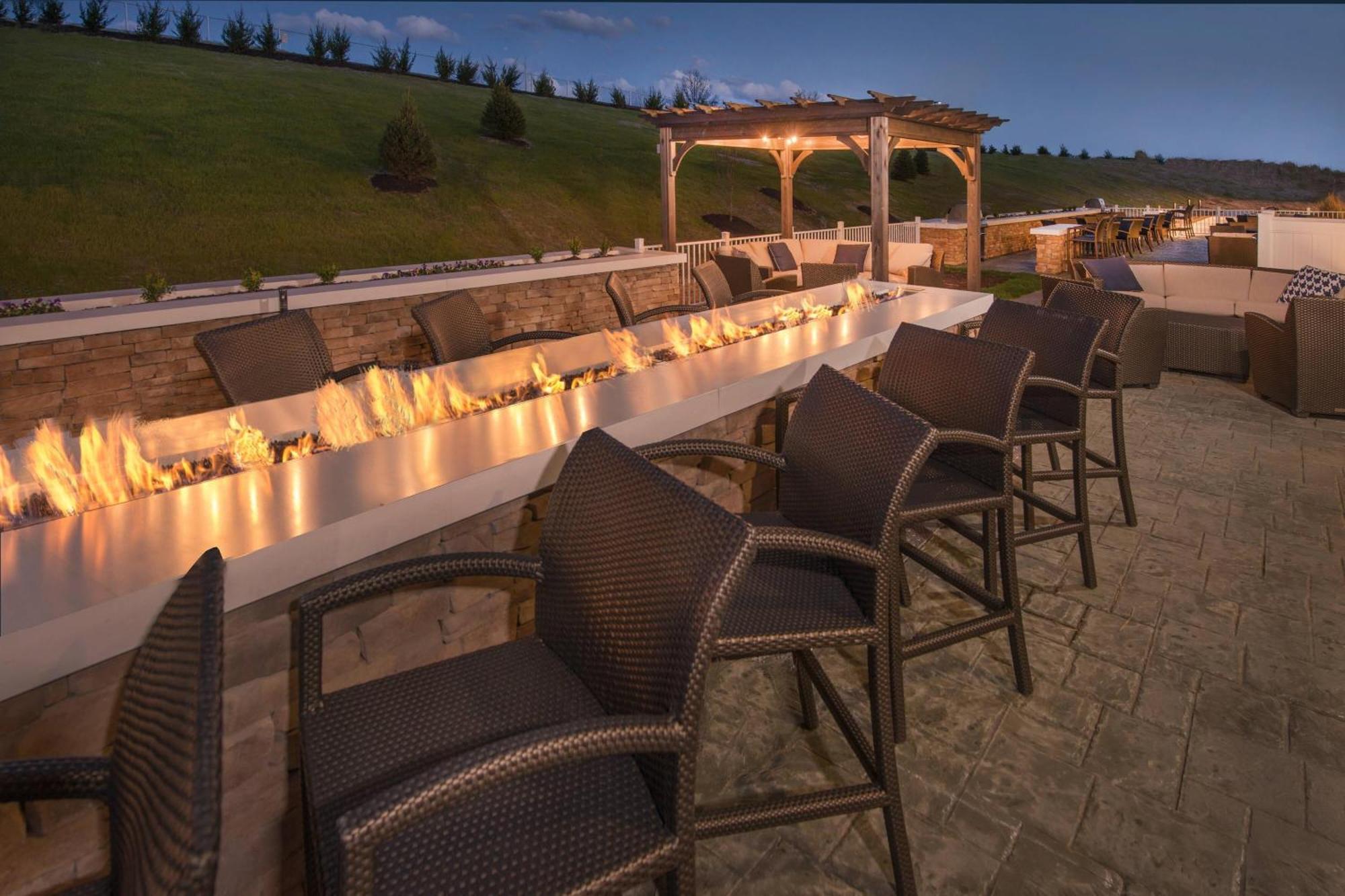Towneplace Suites By Marriott Altoona Bagian luar foto